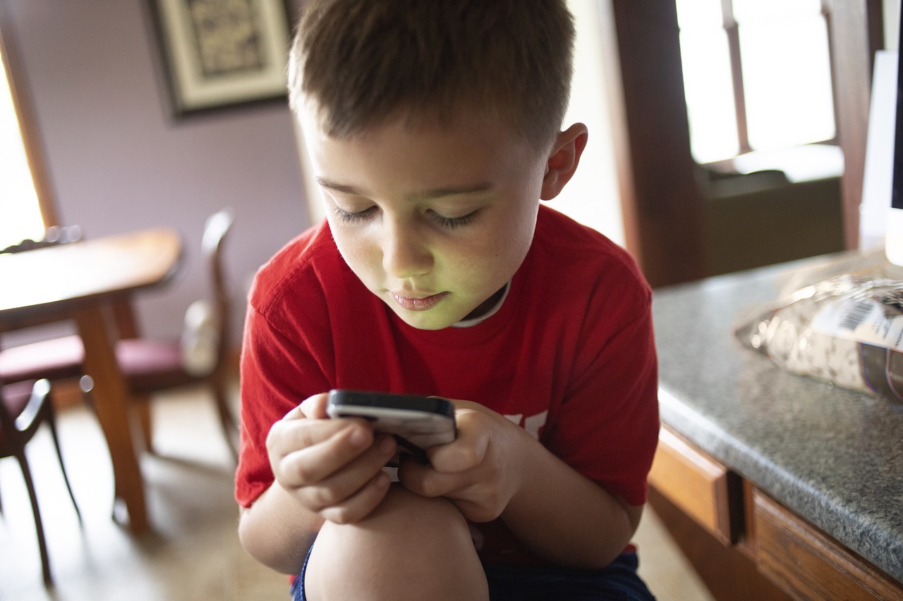 Tela e visão infantil: o que a ciência realmente diz (sem alarmismo)