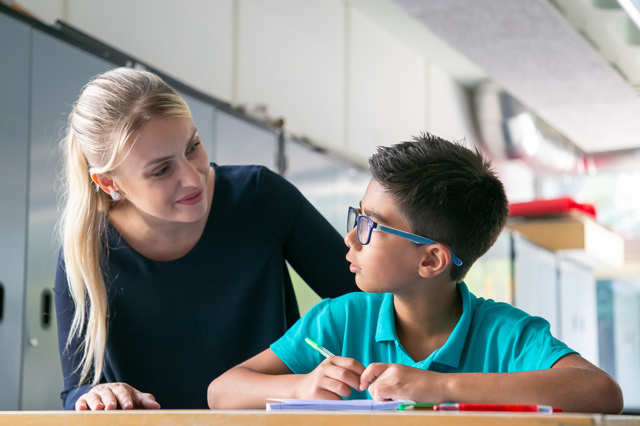 Estrabismo e escola: sinais que os professores percebem antes dos pais