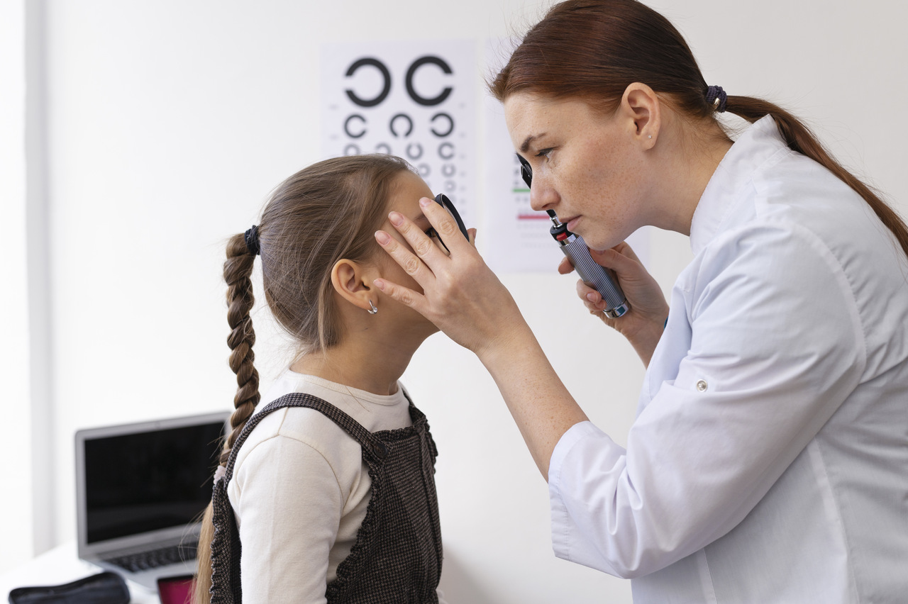 Como é a consulta de estrabismo: o que o médico avalia e por que leva tempo